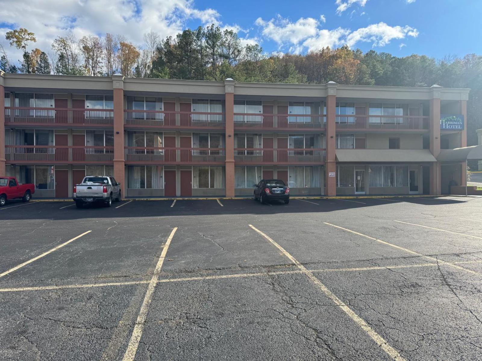 Oyo Hotel Harriman Near I-40 Exterior photo