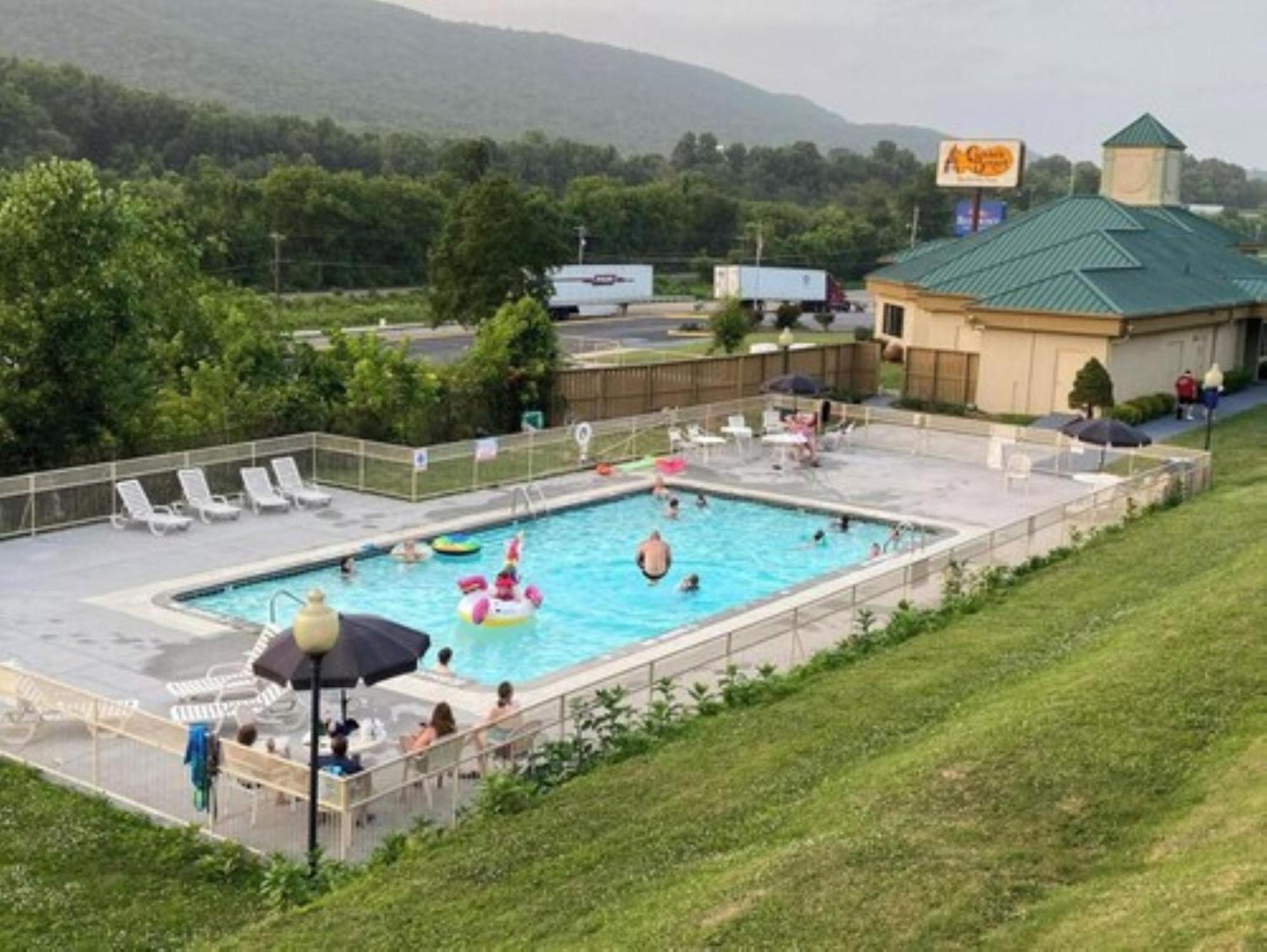 Oyo Hotel Harriman Near I-40 Exterior photo